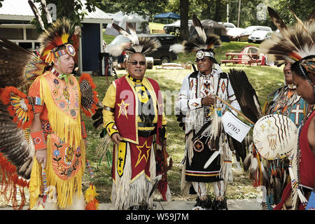 Winnebago, Nebraska, USA. 26. Juli, 2019. Die Mitglieder des Stammes aus Omaha Omaha, NE, warten Sie auf den Beginn der Großen Eingang an die 153 aufeinander folgenden jährlichen Winnebago Pow Wow, ehrt die Rückkehr des Krieges Chief wenig Priester und seine Krieger der Firma ''A'' Fort Omaha Nebraska Freiwilligen, die Pfadfinder Pfadfinder waren für die USA Golgatha von 1863-66, in der Winnebago, NE Freitag, 26. Juli 2019. Quelle: Jerry Mennenga/ZUMA Draht/Alamy leben Nachrichten Stockfoto