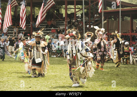 Winnebago, Nebraska, USA. 26. Juli, 2019. Ein Slow Shutter stärkt die Bewegung der gebürtigen amerikanischen Tänzer in den großen Eingang der 153 teilnehmenden jährlichen Winnebago Pow Wow, ehrt die Rückkehr des Krieges Chief wenig Priester und seine Krieger der Firma ''A'' Fort Omaha Nebraska Freiwilligen, die Pfadfinder Pfadfinder waren für die USA Golgatha von 1863-66, in der Winnebago, NE Freitag, 26. Juli 2019. Quelle: Jerry Mennenga/ZUMA Draht/Alamy leben Nachrichten Stockfoto