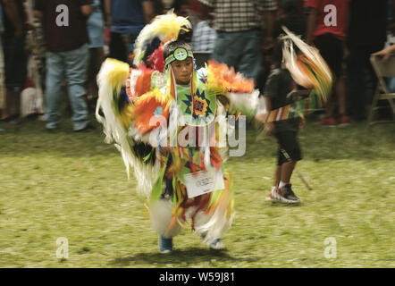 Winnebago, Nebraska, USA. 26. Juli, 2019. Ein Slow Shutter stärkt die Bewegung eines jungen amerikanischen Tänzer während der großartigen Eingang an die 153 aufeinander folgenden jährlichen Winnebago Pow Wow, ehrt die Rückkehr des Krieges Chief wenig Priester und seine Krieger der Firma ''A'' Fort Omaha Nebraska Freiwilligen, die Pfadfinder Pfadfinder waren für die USA Golgatha von 1863-66, in der Winnebago, NE Freitag, 26. Juli 2019. Quelle: Jerry Mennenga/ZUMA Draht/Alamy leben Nachrichten Stockfoto