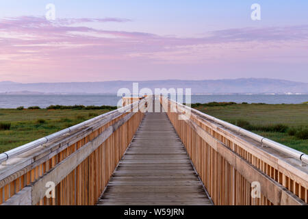 Dämmerung über der neuen Promenade am Baylands Natur bewahren. Stockfoto