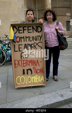 Die Demonstranten werden gesehen, mit einem Plakat während der Demonstration in London. Kolumbianer versammelten sich vor der BBC in London gegen die anhaltende Morde an Gemeindeleiter, sozialen Aktivisten zu protestieren, und die FARC ehemalige Guerillakämpfer in Kolumbien. Sie marschierten durch die Londoner Parlament Platz ein langes Transparent mit den Namen von mehr als 700 sozialen Führer, die sich in Kolumbien in den letzten drei Jahren ermordet wurden. Die demonstranten Unterstützung für Frieden und Menschenrechte in Kolumbien, und fordern die Regierung direkte Maßnahmen ergreifen, Gemeindeleiter zu schützen, der Achtung der Menschenrechte und der Umsetzung der Stockfoto