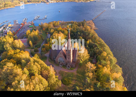 Lutherische Kirche der Maria Magdalena im Herbst Landschaft (Luftaufnahmen). Primorsk, Leningrad Region. Russland Stockfoto