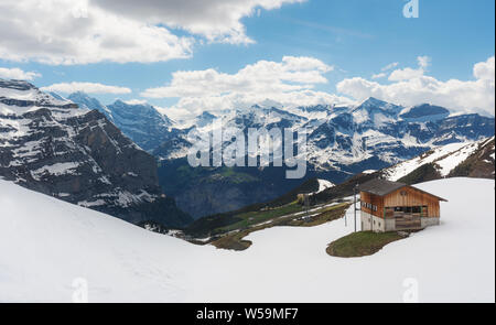 Panoramablick auf die Schweizer Alpen Landschaft mit Holzhütte in Grindelwald, Schweiz Stockfoto