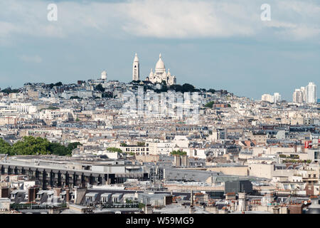 Landschaft der Stadt Paris in Frankreich mit Sacré-coeur, Wahrzeichen und Reiseziel in Europa Stockfoto