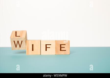 Spiegeln einen hölzernen Cube zu ändern das Wort Leben auf neutralen Hintergrund zur Frau. Stockfoto