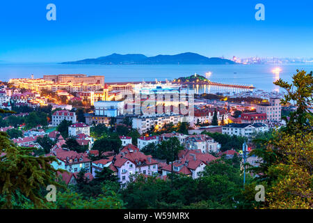 Rotes Haus und Wald in Qingdao, China Stockfoto