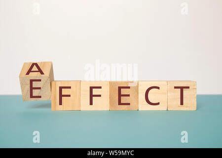 Lernen korrekte Grammatik verwenden, eine hölzerne Würfel, um das Wort zu ändern blättern Stockfoto