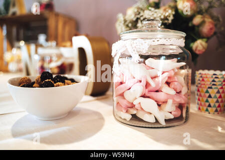 Glas Glas der rosafarbenen und weißen Marshmallow Fisch Stockfoto