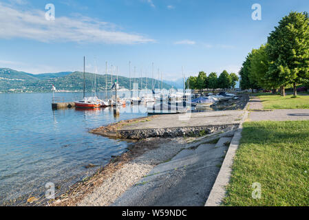 Große italienische See. Lago Maggiore in Ispra. Kleiner Hafen mit Booten auf dem See der touristischen Stadt Ispra, Italien Stockfoto