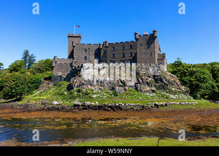 Dunvegan Castle, in dem sich das McLeod schottischen Clans, Dunvegan, Isle of Skye, Innere Hebriden, Loch Dunvegan, Schottland, Vereinigtes Königreich Stockfoto