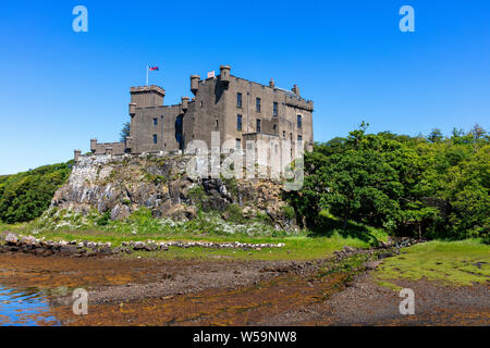 Dunvegan Castle, in dem sich das McLeod schottischen Clans, Dunvegan, Isle of Skye, Innere Hebriden, Loch Dunvegan, Schottland, Vereinigtes Königreich Stockfoto