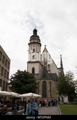 Das Äußere der Thomaskirche in Leipzig, einer gotischen Kirche, die für ihren Kantor J. S. Bach berühmt ist. Stockfoto