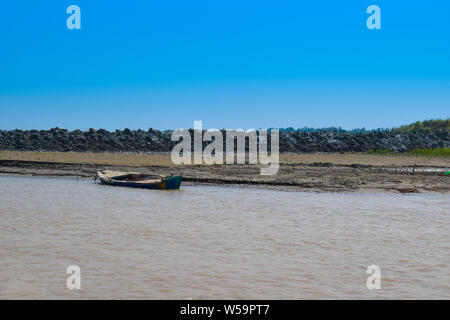 Landschaft Bild eines Schiffes in Fluss Indus Punjab, Pakistan, blauen Himmel im Hintergrund. Stockfoto