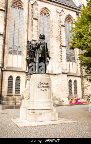 Das Neue Bach Denkmal von Johann Sebastian Bach vor der Thomaskirche auf dem Thomaskirchhof in Leipzig. Stockfoto