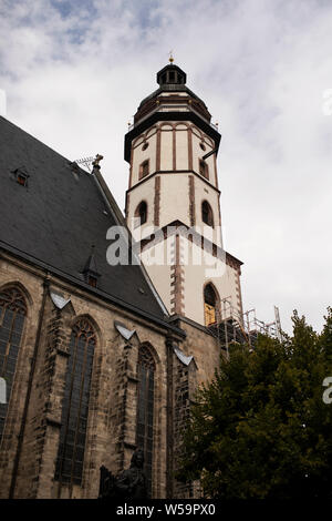 Das Äußere der Thomaskirche in Leipzig, einer gotischen Kirche, die für ihren Kantor J. S. Bach berühmt ist. Stockfoto