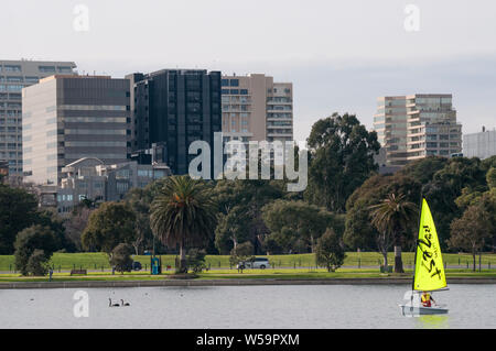 St Kilda Road Büros über ein einsamer Seemann auf den Albert Park See, Melbourne, Australien gesehen Stockfoto