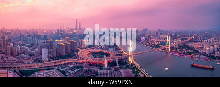 Shanghai Nanpu Brücke bei Dämmerung Stockfoto