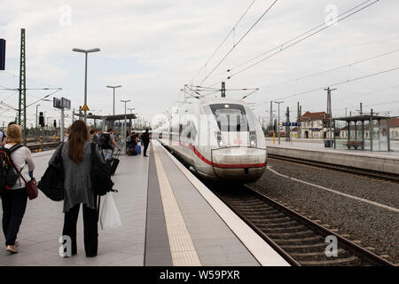 Ein ICE Intercity Express Hochgeschwindigkeitszug auf dem Bahnsteig am Hauptbahnhof in Leipzig. Stockfoto