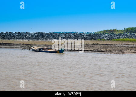 Landschaft Bild eines Schiffes in Fluss Indus Punjab, Pakistan, blauen Himmel im Hintergrund. Stockfoto