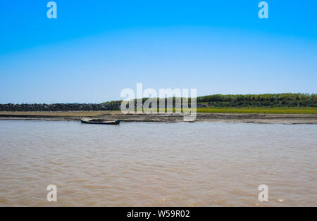 Landschaft Bild eines Schiffes in Fluss Indus Punjab, Pakistan, blauen Himmel im Hintergrund. Stockfoto