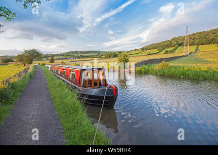 15-04 günstig in der englischen Landschaft Landschaft auf Britische Wasserweg Kanal Stockfoto