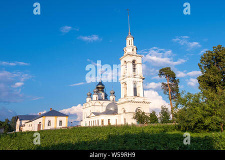 St. Nikolo-Tikhonov Kloster in den Strahlen der untergehenden Sonne im Dorf Timiryazevo, Ivanovo Region, Russland. Stockfoto