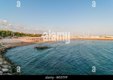 Blick auf den Strand, Roc de Sant Gaietà, typischen Dorf, Roda de Berà, Katalonien, Spanien Stockfoto