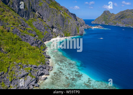 Luftaufnahme der banca Outrigger Boote am Talisay Strand, El Nido, Palawan, Philippinen Stockfoto