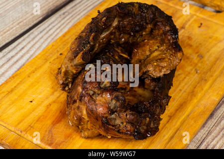 Gebackene Schweinerippchen mit Gewürzen auf Holz Schneidebrett. Stockfoto