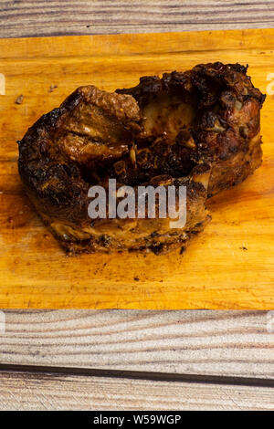 Gebackene Schweinerippchen mit Gewürzen auf Holz Schneidebrett. Stockfoto