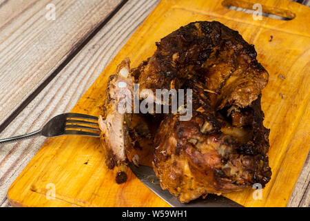 Gebackene Schweinerippchen mit Gewürzen auf Holz Schneidebrett. Stockfoto