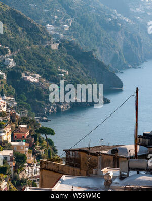 Positano, einem wunderschönen Dorf und Badeort an der berühmten Amalfiküste, hinter dem Golf von Neapel und in der Nähe von Amalfi, Sorrent und Pompeji. Stockfoto