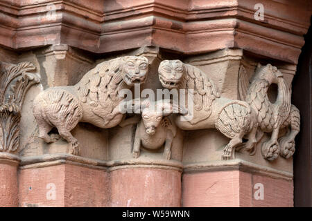 Mainz, Dom St. Martin, Ostchor, Südliches Portal, Kapitell mit Löwen, Greif und Widder Stockfoto