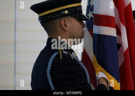 Paju, Südkorea. 27. Juli, 2019. Paju, Südkorea - UNC Ehrengarde halten Mitglieder land Flagge ihre Veranstaltung bei Festakt zum 66. Jahrestag der Unterzeichnung des koreanischen Krieg Waffenstillstand Abkommen über Waffenstillstand Dorf, Panmunjom in Paju, Südkorea. Credit: Ryu Seung-Il/ZUMA Draht/Alamy leben Nachrichten Stockfoto