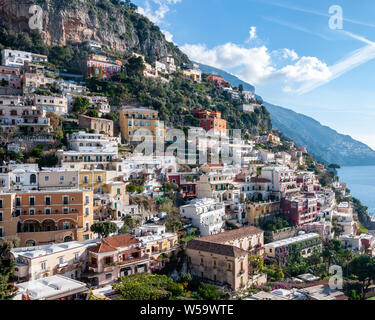 Positano, einem wunderschönen Dorf und Badeort an der berühmten Amalfiküste, hinter dem Golf von Neapel und in der Nähe von Amalfi, Sorrent und Pompeji. Stockfoto