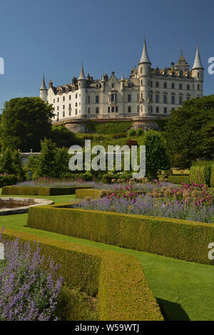 Ein Blick auf Dunrobin Castle und Gärten im Sommer Sonnenschein bei Golspie, Scottish Highlands Stockfoto