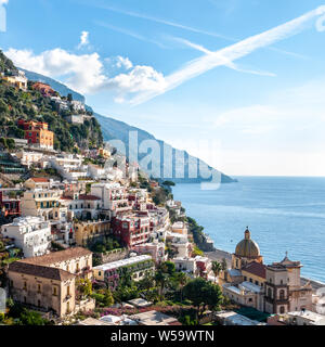Positano, einem wunderschönen Dorf und Badeort an der berühmten Amalfiküste, hinter dem Golf von Neapel und in der Nähe von Amalfi, Sorrent und Pompeji. Stockfoto