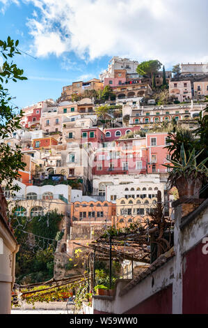 Positano, einem wunderschönen Dorf und Badeort an der berühmten Amalfiküste, hinter dem Golf von Neapel und in der Nähe von Amalfi, Sorrent und Pompeji. Stockfoto