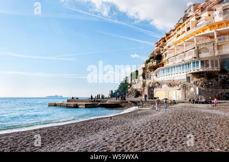 Positano, einem wunderschönen Dorf und Badeort an der berühmten Amalfiküste, hinter dem Golf von Neapel und in der Nähe von Amalfi, Sorrent und Pompeji. Stockfoto