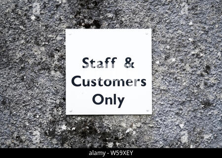 Mitarbeiter und Kunden parken nur auf dem Parkplatz Stockfoto