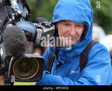 Video9 Kamera Mann bei schlechten Witterungsbedingungen. Stockfoto