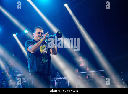 Roy Paci und Aretuska live an der Porta di Roma Stockfoto