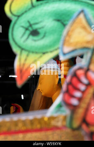 Idol der hinduistischen Göttin Lakshmi während der Vorbereitungen in Kalkutta. Ton Idol der Göttin Lakshmi, unter Vorbereitung für Bengal ist Lakshmi Puja Festival an Ku Stockfoto