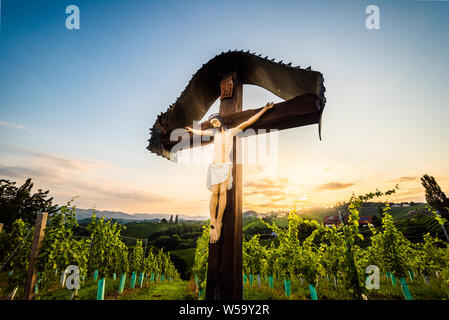 Christian Holzkreuz mit Abbildung von Jesus Christus auf Weinberge an Slowenien - Österreich Grenze in der Nähe von berühmten touristischen Ziel der herzförmigen Straße. Stockfoto