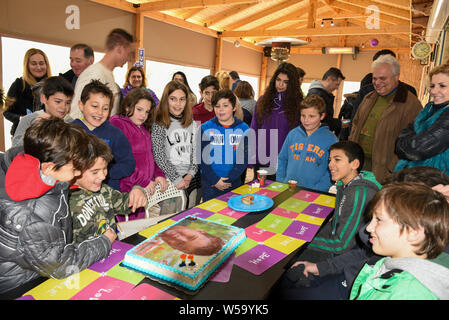 2016 JANUAR 25 - Spata, Athen, Griechenland: Glückliche Kinder, Jungen, Mädchen und Eltern feiern Niko's 11. Geburtstag. Stockfoto