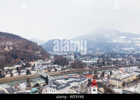 Die Aussicht auf die Salzburger Altstadt und die Salzach. Im Hintergrund können Gaisberg ein Berg im Osten der Stadt gesehen werden. Stockfoto