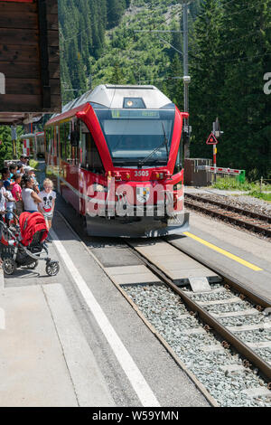 Litzirueti, GR/Schweiz - 24. Juli, 2019: rot Rhatian Bahn Haltestellen in Chur, Fahrgäste entlang der malerischen Chur-Arosa Linie aus Stockfoto