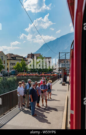 Chur, GR/Schweiz - 24. Juli, 2019: rot Rhatian Bahn Haltestellen in Chur, Fahrgäste entlang der malerischen Chur-Arosa Linie aus Stockfoto