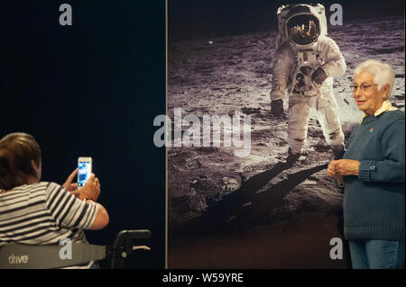 Kathedrale von Lichfield, Lichfield, Staffordshire, Großbritannien. Juli 2019 20. Eine Karte der Mond verwandelt den Boden an der Kathedrale von Lichfield 50. ann zu markieren Stockfoto