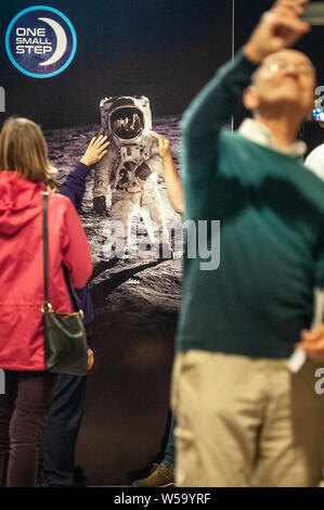 Kathedrale von Lichfield, Lichfield, Staffordshire, Großbritannien. Juli 2019 20. Eine Karte der Mond verwandelt den Boden an der Kathedrale von Lichfield 50. ann zu markieren Stockfoto